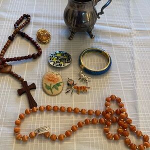 10 pieces of Vintage Jewelry & Creamor